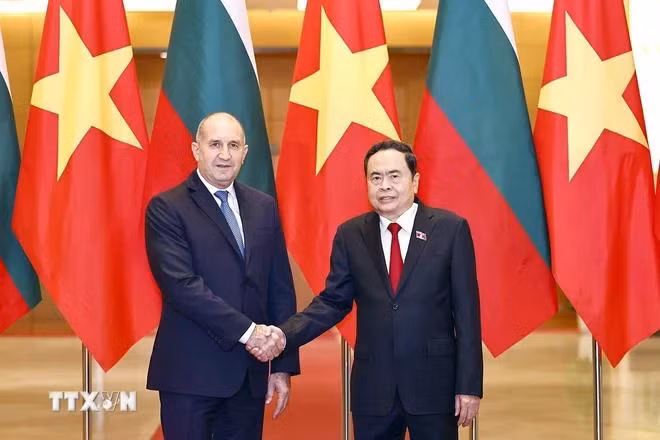 Chủ tịch Quốc hội Trần Thanh Mẫn và Tổng thống Cộng hòa Bulgaria Rumen Radev chụp ảnh chung. (Ảnh: Doãn Tấn/TTXVN)