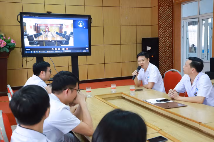 Bệnh viện Bãi Cháy tổ chức sinh hoạt khoa học chuyên đề về “Sỏi tiết niệu” và “Viêm tụy cấp” kết nối trực tuyến với các TTYT Hải Hà, Ba Chẽ, Đầm Hà, Bình Liêu và Đông Triều. Ảnh: Mạc Thảo (CTV)