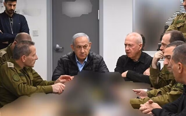 Thủ tướng Israel Benjamin Netanyahu (ngồi giữa, bên trái) và Bộ trưởng Quốc phòng Yoav Gallant (ngồi giữa, phải) trong cuộc họp với các quan chức quân sự cấp cao sau vụ không kích Iran, tại Tel Aviv ngày 26/10. THX/TTXVN