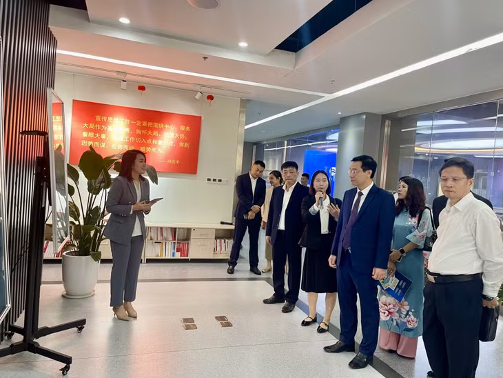 Đoàn công tác Trung tâm Truyền thông tỉnh Quảng Ninh tham quan trụ sở làm việc của Tập đoàn Truyền thông Nhật báo Quảng Tây (Trung Quốc).