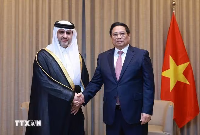 Thủ tướng Phạm Minh Chính tiếp ông Sheikh Bandar bin Mohammed bin Saoud Al-Thani, Thống đốc Ngân hàng Trung ương Qatar, Chủ tịch Cơ quan đầu tư Qatar. (Ảnh: Dương Giang/TTXVN)