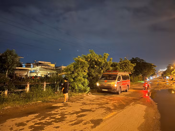Thi thể nạn nhân được chuyển về nhà xác để tiếp tục điều tra.