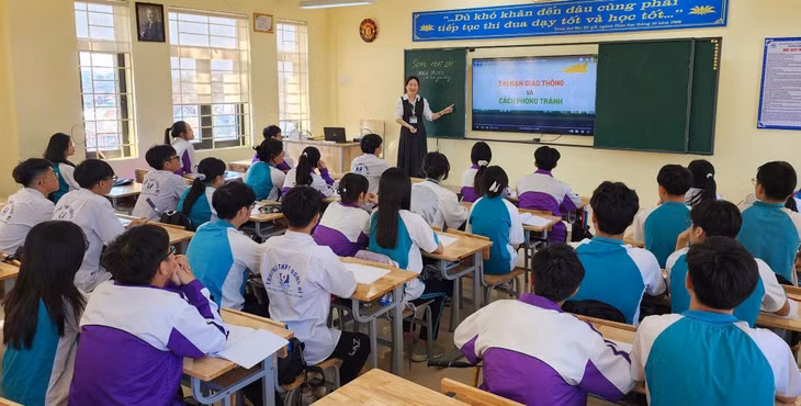 Trường THPT Uông Bí lồng ghép tuyên truyền về ATGT trong giờ sinh hoạt tập thể cho học sinh.