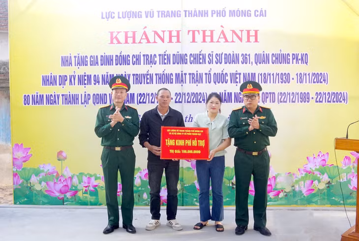 Ban CHQS TP Móng Cái tổ chức khánh thành nhà đồng đội trong Ngày hội Đại đoàn kết toàn dân tộc.