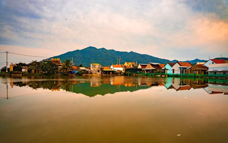 Làng Hà Liên có nét đẹp truyền thống nhờ những kiến trúc cổ kính như đình chùa, nhà lợp ngói... đặc trưng. Ngoài ra, hình ảnh ngôi làng yên bình được bao phủ bởi cây xanh, xung quanh là sông nước mênh mông cũng tạo cảm giác thư thái, “chữa lành”. Ảnh: NVCC