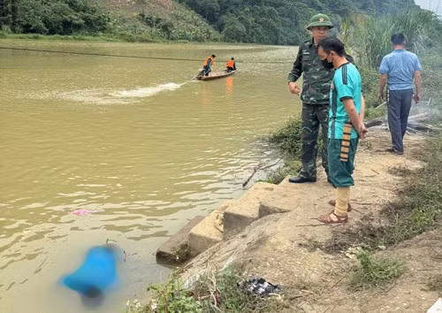 Lực lượng chức năng tìm thấy thi thể ông P sau hơn 3 ngày mất tích. Ảnh: Anh Tuấn