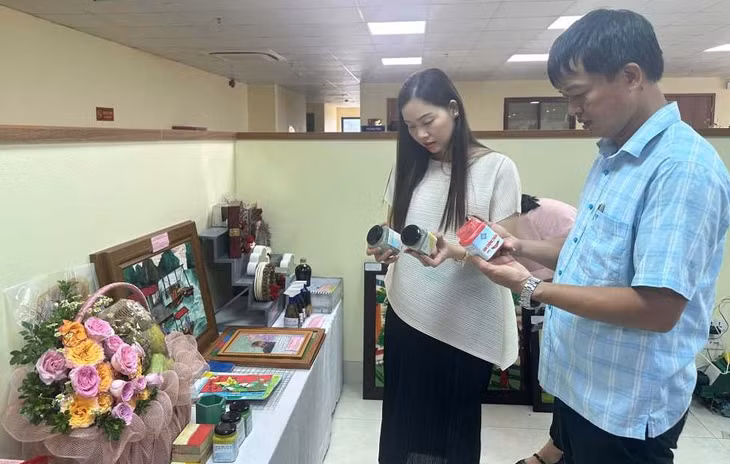 Ban Giám khảo xem xét các đề tài tham gia Cuộc thi. Ảnh: Cao Quỳnh