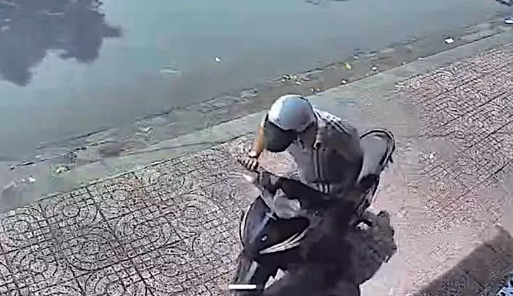 Tên trộm lấy xe máy của người dân và bỏ chạy. Ảnh: Người dân cung cấp