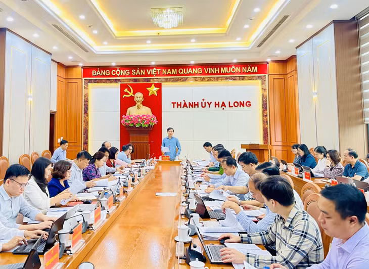 Đồng chí Vũ Quyết Tiến, Ủy viên Ban Thường vụ Tỉnh ủy, Bí thư Thành ủy Hạ Long kết luận hội nghị.