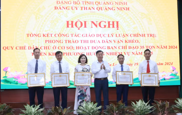Đồng chí Nguyễn Mạnh Tường, Phó Bí thư Thường trực Đảng ủy điều hành Đảng bộ Than Quảng Ninh tặng giấy khen cho các tập thể đạt thành tích xuất sắc thực hiện Nghị quyết số 35-NQ/TW của Bộ Chính trị, về tăng cường bảo vệ nền tảng tư tưởng của Ðảng, đấu tranh phản bác các quan điểm sai trái, thù địch trong tình hình mới.