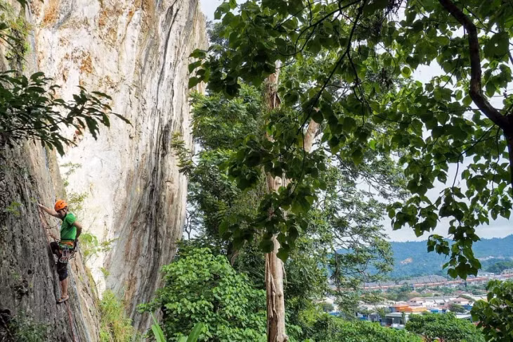 Động Batu - một trong những điểm đến leo núi nổi tiếng nhất của Malaysia. Ảnh: Kai Reuber.
