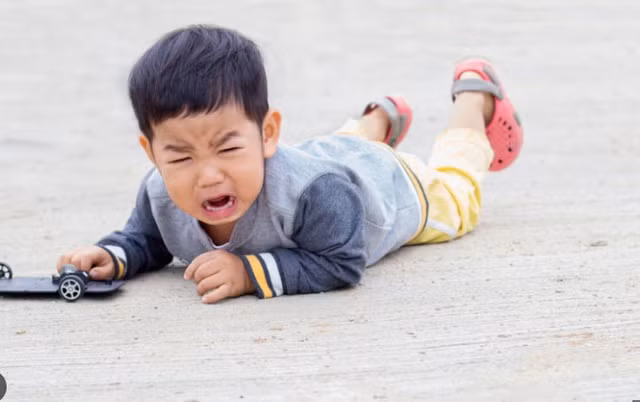 Chuyên gia cho rằng, hay cáu giận, ăn vạ, thái độ khó ưa... đều là những cảm xúc hoàn toàn không tốt cho sự phát triển của trẻ. Ảnh minh họa