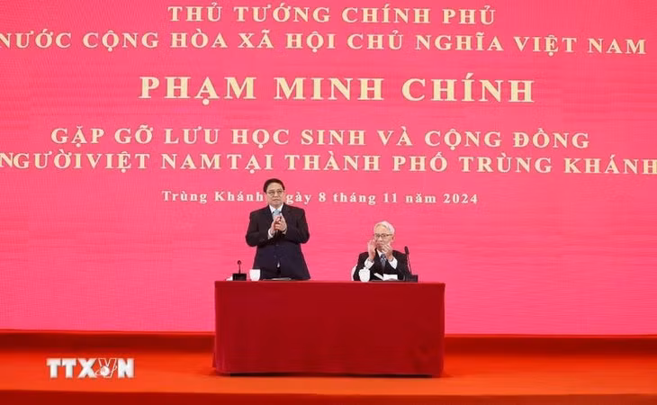 Thủ tướng Phạm Minh Chính tại cuộc gặp lưu học sinh và cộng đồng người Việt Nam tại thành phố Trùng Khánh, Trung Quốc. (Ảnh: Dương Giang/TTXVN)