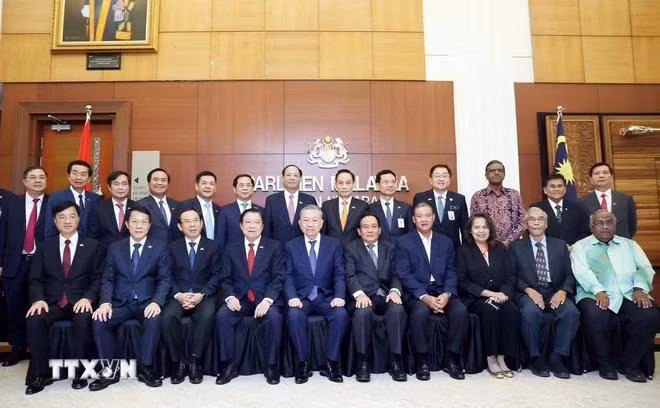 Tổng Bí thư Tô Lâm, Chủ tịch Thượng viện Malaysia Awang Bemee Awang Ali Basah và các đại biểu chụp ảnh chung. (Ảnh: Thống Nhất/TTXVN)