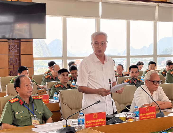 Thiếu tướng Nguyễn Hữu Tước, nguyên Giám đốc Công an tỉnh tham luận tại Hội thảo.