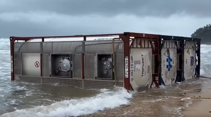 Ba bồn chứa khí trôi dạt vào bờ biển xã Bình Trị, huyện Bình Sơn. Ảnh: Văn Tánh