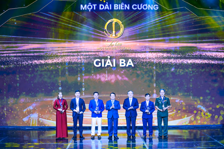 Tác giả Vũ Tiến Dũng (ngoài cùng bên phải) cùng các tác giả nhận giải Ba Cuộc thi.