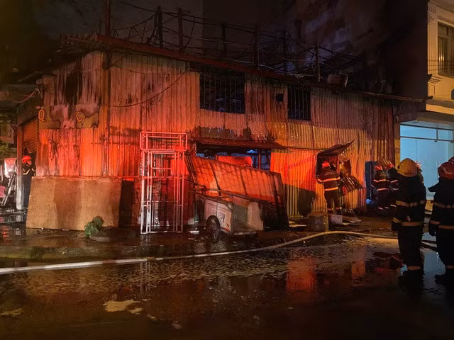 Xưởng quảng cáo bị thiêu rụi hoàn toàn, may mắn 3 người đã thoát nạn kịp thời ngay khi lửa vừa bùng lên.