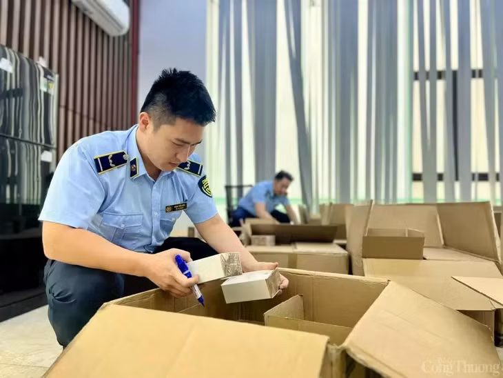 Lực lượng Quản lý thị trường đã thu giữ trên 10.000 sản phẩm nước hoa không rõ nguồn gốc xuất xứ, có dấu hiệu nhập lậu được Phan Thủy Tiên livestream bán trên sàn thương mại điện tử.