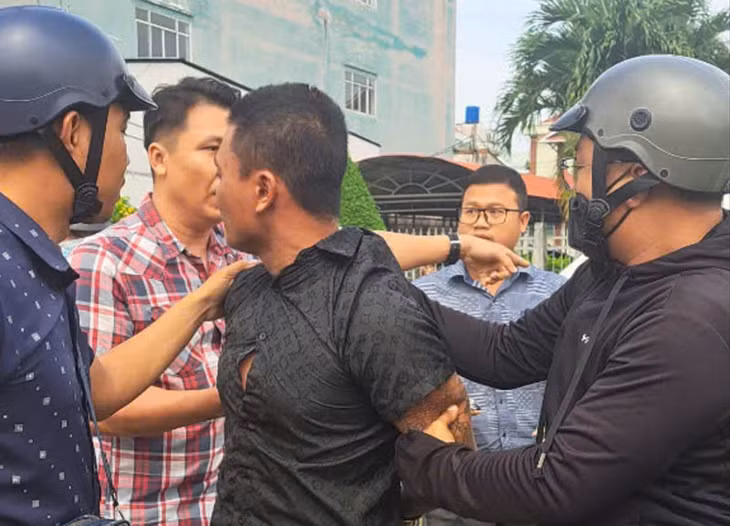 Các tổ công tác thuộc Công an huyện Bến Lức khống chế đối tượng Hiền.