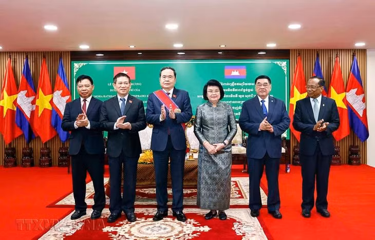 Chủ tịch Quốc hội Trần Thanh Mẫn, Chủ tịch Quốc hội Campuchia Samdech Khuon Sudary và các đại biểu.