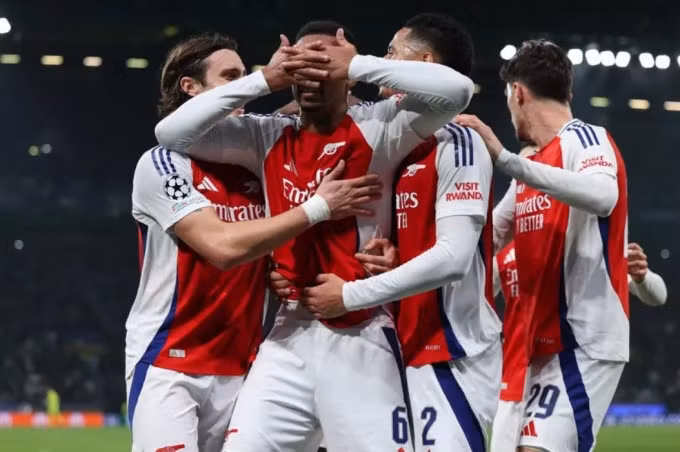 Trung vệ Gabriel Magalhaes lấy tay che mặt, mừng bàn thứ ba vào lưới Sporting. Ảnh: AFP