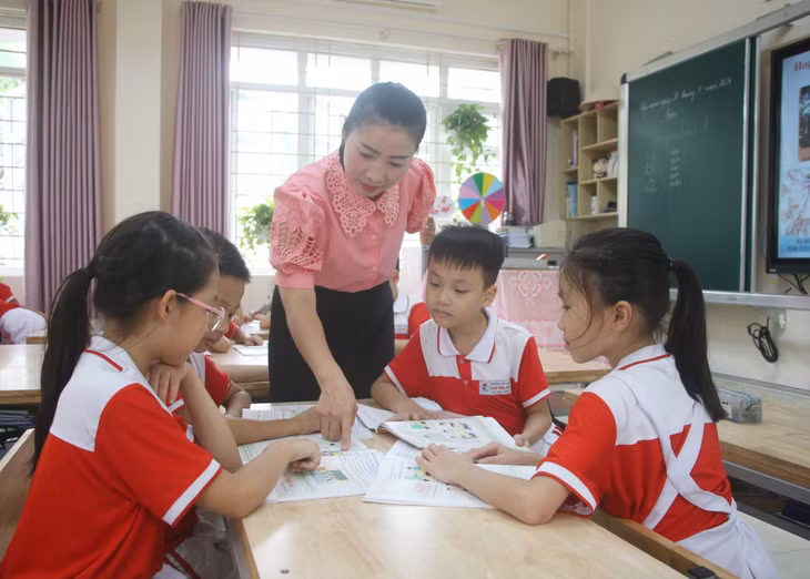 Cô giáo Vũ Thị Thanh Huyền, Trường Tiểu học Trần Hưng Đạo hướng dẫn học sinh trong giờ học.