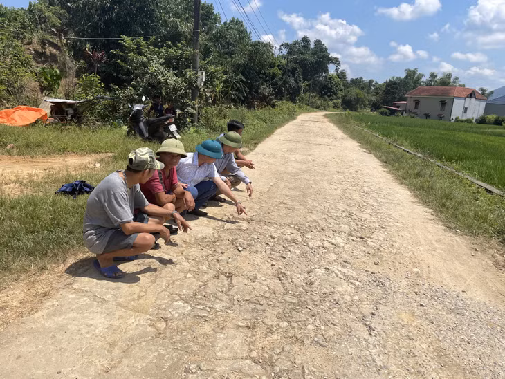 Tuyến đường liên thôn từ cổng chào thôn Lục Phủ đến hết bản Cao Lan (xã Bắc Sơn, TP Móng Cái) hiện đã xuống cấp.