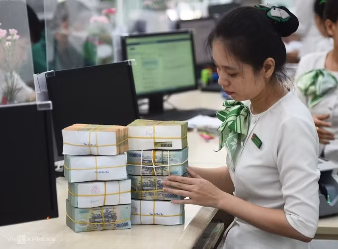 Giao dịch tại chi nhánh một ngân hàng ở TP HCM, tháng 10/2022. Ảnh: Thanh Tùng