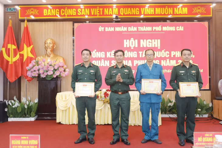 Lãnh đạo Bộ CHQS tỉnh khen thưởng các tập thể.