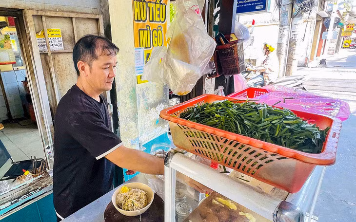 Vợ chồng anh Nguyễn Tấn Lực, bán hủ tiếu, cho biết chi phí khá lớn nhưng không thể tăng giá bán nên chỉ đủ đắp đổi qua ngày - Ảnh: Y.TR.
