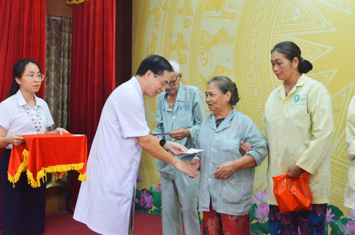 Thầy thuốc ưu tú, bác sĩ CKI Đỗ Văn Thịnh (Phó Giám đốc Bệnh viện Bãi Cháy) tặng quà cho người cao tuổi có hoàn cảnh đặc biệt đang điều trị tại Bệnh viện.