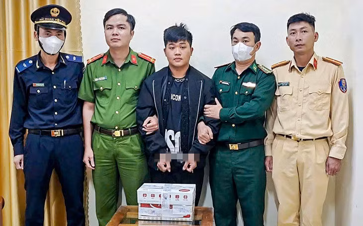 Vũ Đức Thịnh (giữa) cùng tang vật bị lực lượng chức năng bắt giữ - Ảnh: Công an cung cấp