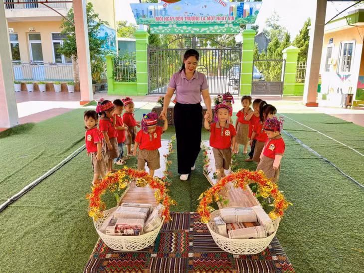 Một giờ học ngoài trời của cô và trò Trường Mầm non Quảng Đức (huyện Hải Hà).