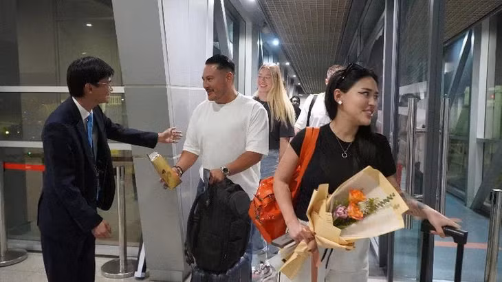 Những hành khách đi trên chuyến bay thẳng đầu tiên chặng Hà Nội-Phnom Penh của Vietnam Airline, mới khai trương cuối tháng 10/2024. (Ảnh: Nguyễn Hiệp)