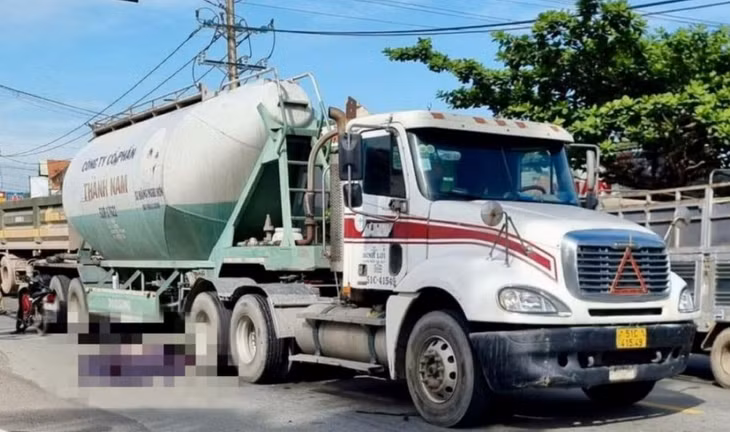 Hiện trường vụ va chạm giao thông trên đường Phạm Văn Đồng (Đồng Nai) khiến một người tử vong tại chỗ.