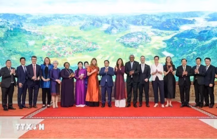 Thủ tướng Phạm Minh Chính tiếp bà Pauline Tamesis, Điều phối viên thường trú Liên hợp quốc tại Việt Nam và Trưởng đại diện một số tổ chức của Liên hợp quốc. (Ảnh: Dương Giang/TTXVN)