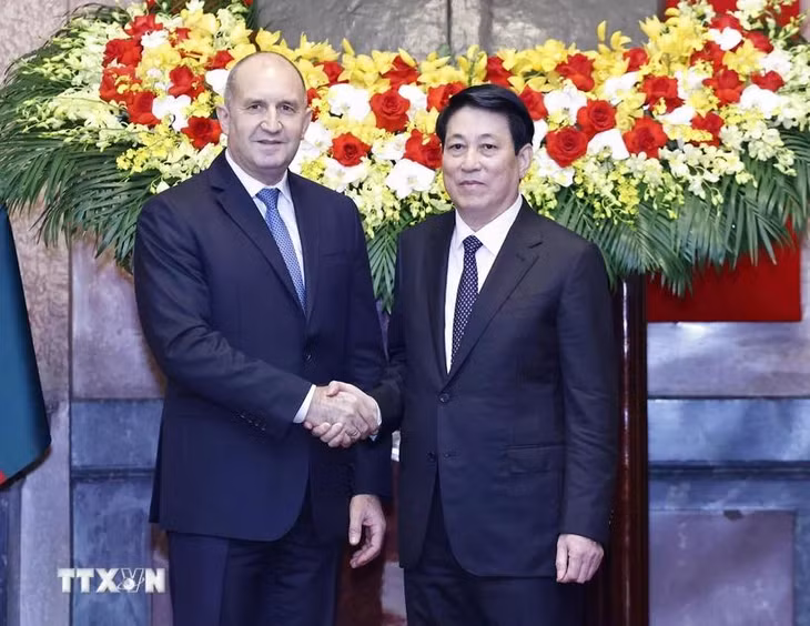 Chủ tịch nước Lương Cường và Tổng thống Cộng hòa Bulgaria Rumen Radev. (Ảnh: Lâm Khánh/TTXVN)