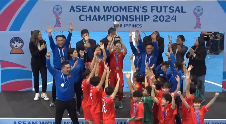 Tuyển futsal nữ Việt Nam với chức vô địch Đông Nam Á 2024 - Ảnh chụp màn hình