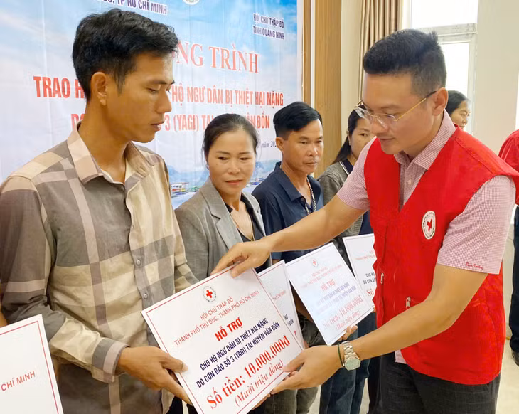 Phó Chủ tịch Hội Chữ thập đỏ tỉnh Nguyễn Tuấn Anh trao hỗ trợ cho hộ ngư dân xã Thắng Lợi (huyện Vân Đồn)