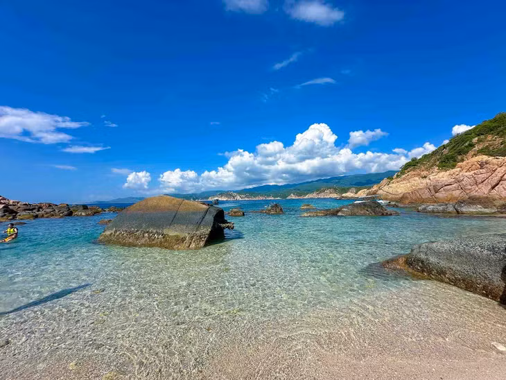 Với cảnh sắc thiên nhiên còn khá hoang sơ, bãi Hòn Rùa là điểm đến thú vị để du khách khám phá khi đến vùng đất Ninh Thuận nắng gió. Ảnh: Minh Hien Nguyen