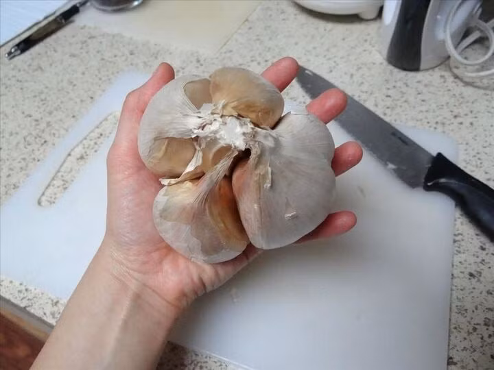 Nên chọn những củ tỏi có kích thước vừa phải, tròn đều và chắc tay. Tránh mua tỏi có kích thước quá lớn hoặc nhỏ. (Ảnh: Walmart)