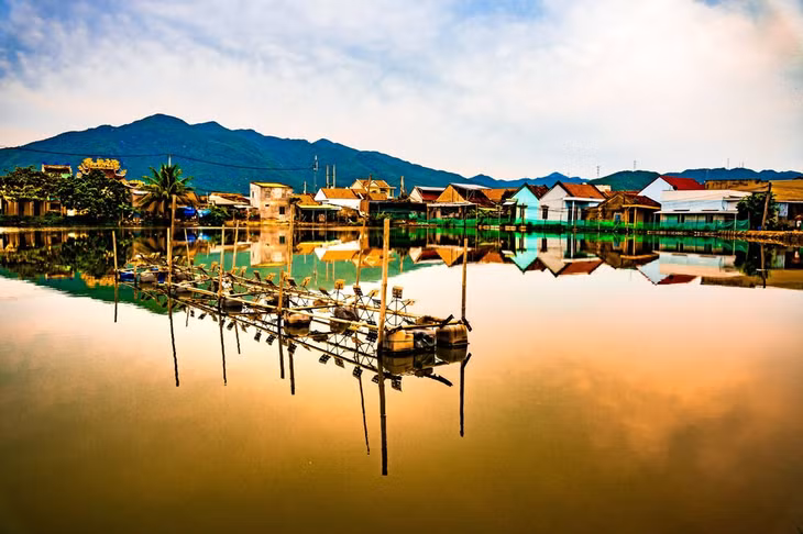 Theo quan sát của anh Bảo, người dân trong làng chủ yếu làm nghề nuôi trồng, đánh bắt hải sản với đặc sản nổi tiếng là cua. Làng Hà Liên cũng nuôi trồng nhiều loại tôm, cua, cá nước lợ để xuất khẩu. Dù còn nhiều khó khăn, nhìn chung cuộc sống người dân không quá vất vả. Ảnh: NVCC