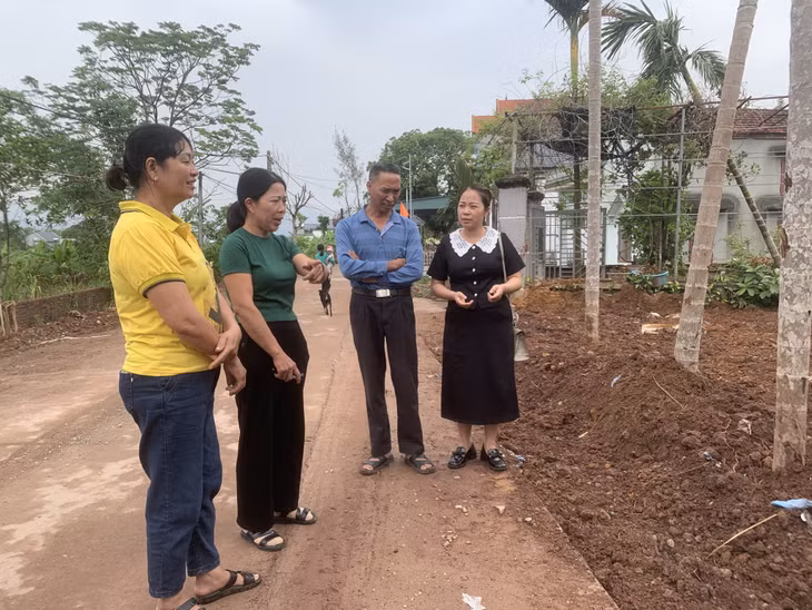 Chị Đỗ Thị Huyền (thứ 2 từ trái sang) thôn Đông Nam, xã Đông Ngũ, huyện Tiên Yên đã hiến gần 40m2 đất để làm đường.
