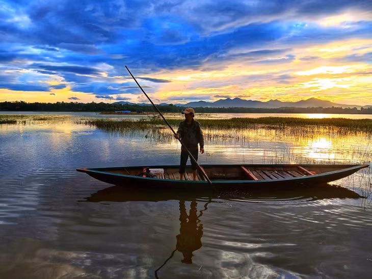 Du khách có thể tham quan đầm bằng thuyền, quan sát cảnh sinh hoạt của người dân địa phương, đặc biệt là hoạt động đánh bắt thủy sản. Ảnh: Vinh Nguyên