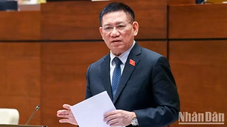 Phó Thủ tướng Chính phủ, Bộ trưởng Tài chính Hồ Đức Phớc giải trình, làm rõ một số vấn đề đại biểu Quốc hội nêu. (Ảnh: DUY LINH)