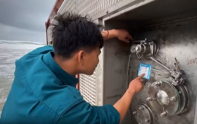 Bồn chứa khí gắn đồng hồ đo áp suất. Ảnh: Văn Tánh