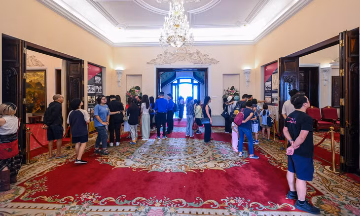 Bắc Bộ Phủ có ba tầng, gồm một tầng hầm nhưng chỉ mở một phần tầng một để khách tham quan và tìm hiểu thông tin của công trình thông qua những tấm áp phích trên tường. Không gian tham quan nhỏ nhưng luôn đông nghịt khách từ sáng đến chiều.