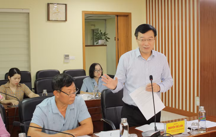 Nhà báo Nguyễn Thế Lãm, Tổng Biên tập, Giám đốc Trung tâm Truyền thông tỉnh, phát biểu tại hội nghị.