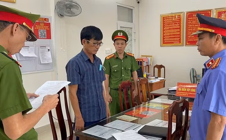 Tống đạt quyết định khởi tố đối với Phạm Bá Lĩnh. (Ảnh: Công an Quảng Nam)